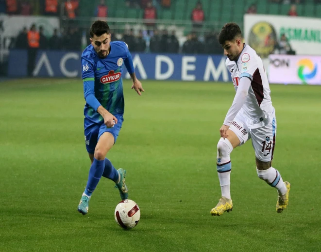 Rizespor sahasında Trabzonspor'u tek golle mağlup etti